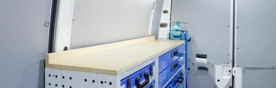Banc de travail pour fourgon avec étagères perforées avec malettes et tiroirs amovibles
